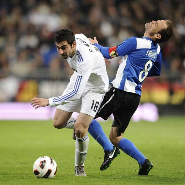 华体会体育注册入口 Uzi关键节点出色防守，西班牙队带队取胜！